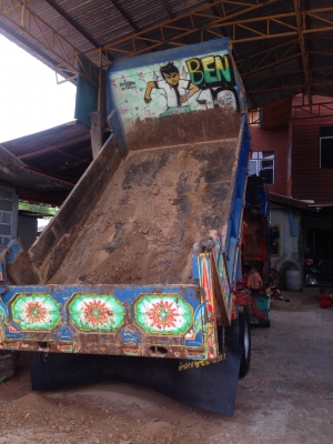 หกล้อ อีซูซุ FRR 195 แรง (เล่มทะเบียน) มีแต่ตามเอาเอง เจ้าของรถชำระจ่ายค่างวดหมดแล้วแต่ไม่ตามเอาเล่ม2ปีแล้ว ตามได้ครับ ที่ไฟแนนช์ บ.บัวหลวง จ.สุรินท์