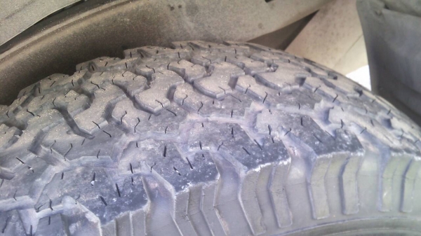 ขายเหมา ยาง BF  265/70 R17 ปี 2010 ราคาถูก 1 ชุด และ BF 235/70 R16 ปี 09 อีก 1ชุด สองชุดนี้ขายแค่ 8,000 บาท