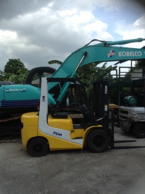 +++ ขายโฟล์คลิฟท์  T.C.M. FD25  (รุ่นใหม่) T6  ขนาด 2.5  ตัน  เครื่องยนต์ดีเซล  เสา 3  เมตร  เกียร์ออโตเมติค  งา 1,070  มม.  ยางตัน  รับประกันเครื่อง + เกียร์