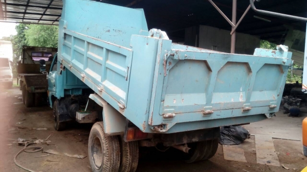 ขายด่วนรถ6ล้อดั้มKS  เครือง110แรงม้ารถสวยเดิมเครืองดี