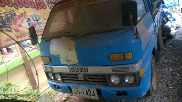 ขายรถบรรทุก 4 ล้อ ISUZU 85 คัสซีสวย เครื่องดี ทะเบียนพร้อมโอน