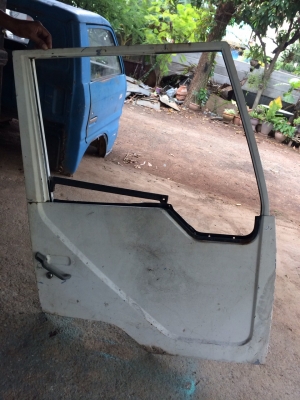 ขายประตูไอหลง10 ล้อ ข้างขวา ประตูติดรถของแท้0ขาย 3,800 ครับ ติดต่อ0892095791 (บอย)