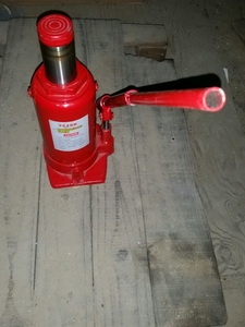 ขาย แม่แรง ขนาด 32 ตัน ของใหม่ นำเข้าจากใต้หวันครับ ขาย แม่แรง ขนาด 32 ตัน ของใหม่ นำเข้าจากใต้หวันครับ