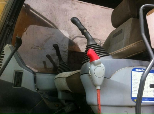 ขายรถแบคโฮ KOMATSU pc200-7เอกสารอินวอยท์ราคา1,550,000 ขายรถแบคโฮ KOMATSU pc200-7เอกสารอินวอยท์ราคา1,550,000