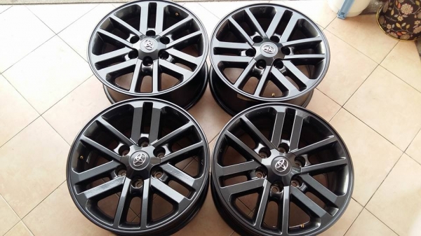 ขายล้อแม็กป้ายแดง fortuner 17"&times;7.5" et30 6 รู 139.7 สีเดิม สภาพใหม่ทุกล้อครับ ไม่คด ไม่ดุ้ง ไม่มีซ่อมครับ ขายทั้งชุด 12,500 บาทครับ สนใจติดต่อเล็กคลองสามครับ 081-3747940