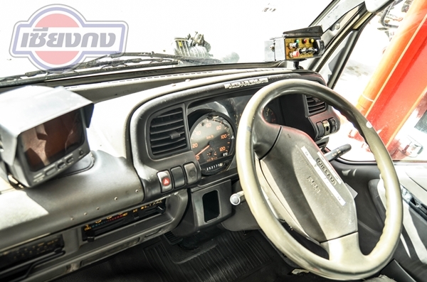 หัวเก๋งรถบรรทุก ISUZU NKR การ์ตูน ประตูสไลด์