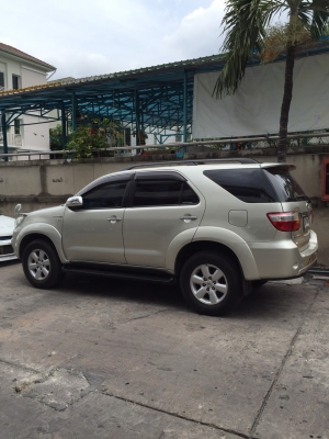 Toyota รุ่น Fortuner 3.0 ดีเซล ปี 2010 สีบร๊อนซ์ทอง