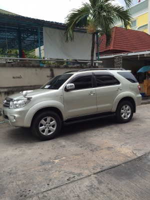 Toyota รุ่น Fortuner 3.0 ดีเซล ปี 2010 สีบร๊อนซ์ทอง