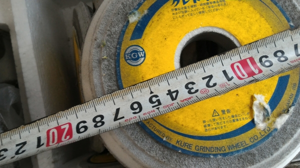 หินเจียร์สีขาวยี่ห้อ KGW จากญี่ปุ่น ขนาดโตประมาณ 13-15 ซม. รูในโตประมาณ 30 มม.