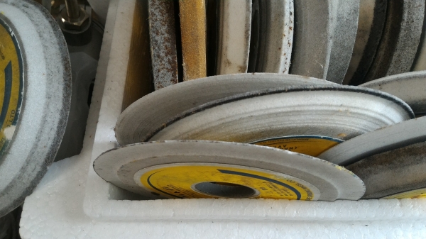 หินเจียร์สีขาวยี่ห้อ KGW จากญี่ปุ่น ขนาดโตประมาณ 13-15 ซม. รูในโตประมาณ 30 มม.