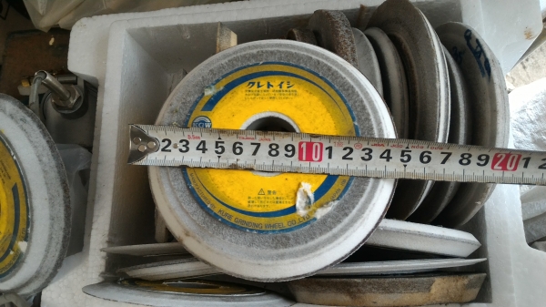 หินเจียร์สีขาวยี่ห้อ KGW จากญี่ปุ่น ขนาดโตประมาณ 13-15 ซม. รูในโตประมาณ 30 มม.