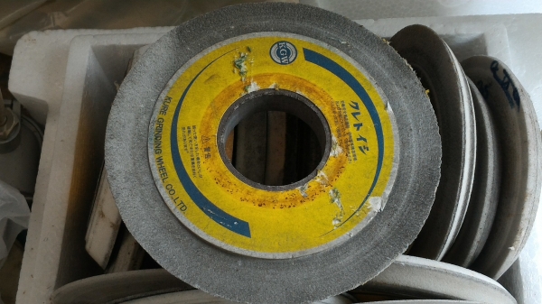 หินเจียร์สีขาวยี่ห้อ KGW จากญี่ปุ่น ขนาดโตประมาณ 13-15 ซม. รูในโตประมาณ 30 มม.