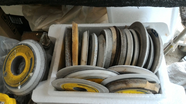 หินเจียร์สีขาวยี่ห้อ KGW จากญี่ปุ่น ขนาดโตประมาณ 13-15 ซม. รูในโตประมาณ 30 มม.