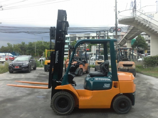 TOYOTA 7FD25 ขนาด2.5ตัน เสาสูง4เมตร เกียร์ออร์โต้ เครื่องยนต์ดีเซล2Z ยางตันใหม่4เส้น รับประกันเครื่องเกียร์3เดือน ราคาต่อรองได้ รถพร้อมใช้งานได้เลย