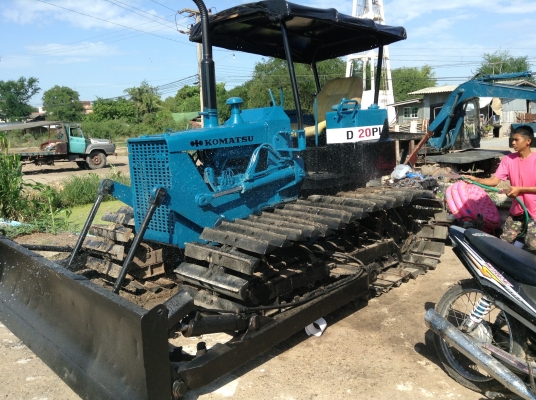 ให้เช่า มีรถเเทร็คเตอร์D2-5 D2-6 เเม็คโคPC60 PC120 รายวัน รายเดือน สนใจติดต่อ