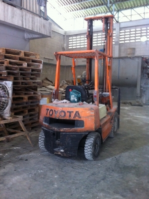 รถFork Lift (TOYOTA)รุ่น 4เสา สูง5เมตร ขนาด2.5ตัน