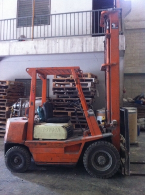รถFork Lift (TOYOTA)รุ่น 4เสา สูง5เมตร ขนาด2.5ตัน