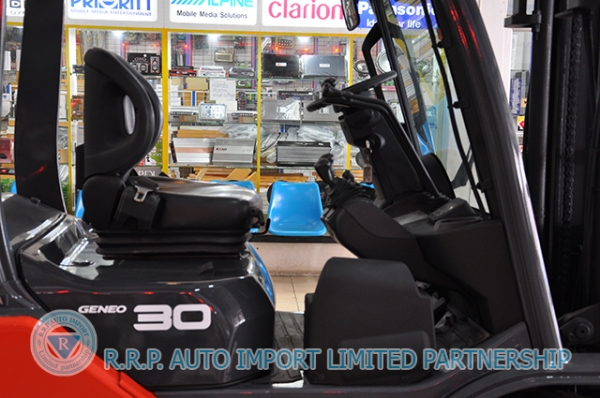 ขายรถโฟล์คลิฟท์มือสอง TOYOTA รุ่น 8FD30 ราคา 495,000 บาท นำเข้าจากประเทศญี่ปุ่น 100\% ไม่เคยใช้งานในไทย