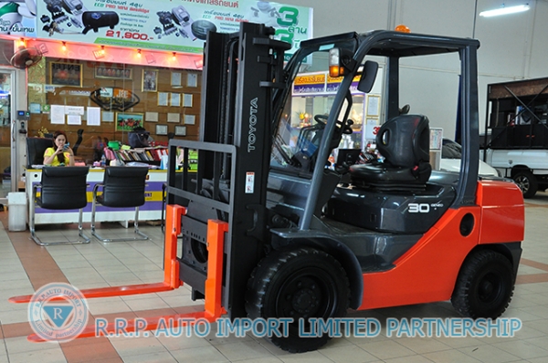 ขายรถโฟล์คลิฟท์มือสอง TOYOTA รุ่น 8FD30 ราคา 495,000 บาท นำเข้าจากประเทศญี่ปุ่น 100\% ไม่เคยใช้งานในไทย