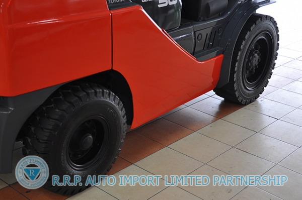 ขายรถโฟล์คลิฟท์มือสอง TOYOTA รุ่น 8FD30 ราคา 495,000 บาท นำเข้าจากประเทศญี่ปุ่น 100\% ไม่เคยใช้งานในไทย