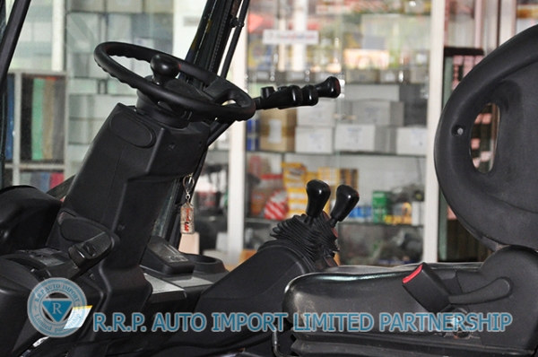 ขายรถโฟล์คลิฟท์มือสอง TOYOTA รุ่น 8FD30 ราคา 495,000 บาท นำเข้าจากประเทศญี่ปุ่น 100\% ไม่เคยใช้งานในไทย