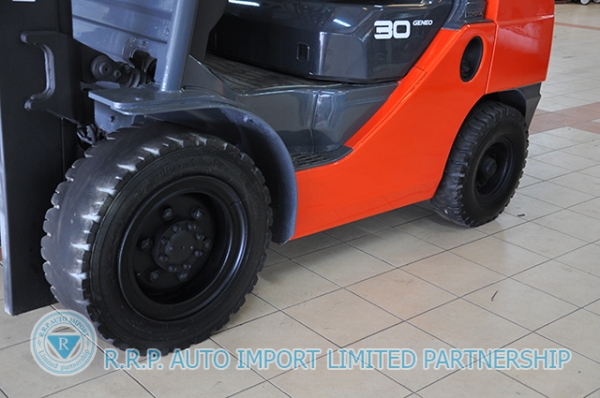 ขายรถโฟล์คลิฟท์มือสอง TOYOTA รุ่น 8FD30 ราคา 495,000 บาท นำเข้าจากประเทศญี่ปุ่น 100\% ไม่เคยใช้งานในไทย