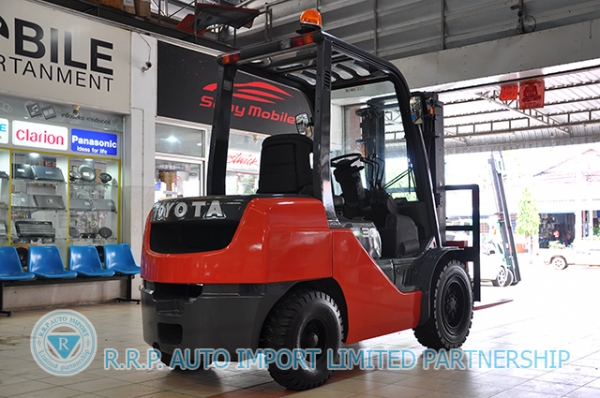 ขายรถโฟล์คลิฟท์มือสอง TOYOTA รุ่น 8FD30 ราคา 495,000 บาท นำเข้าจากประเทศญี่ปุ่น 100\% ไม่เคยใช้งานในไทย