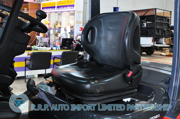 ขายรถโฟล์คลิฟท์มือสอง TOYOTA รุ่น 8FD30 ราคา 495,000 บาท นำเข้าจากประเทศญี่ปุ่น 100\% ไม่เคยใช้งานในไทย