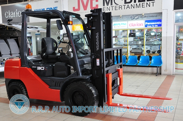 ขายรถโฟล์คลิฟท์มือสอง TOYOTA รุ่น 8FD30 ราคา 495,000 บาท นำเข้าจากประเทศญี่ปุ่น 100\% ไม่เคยใช้งานในไทย