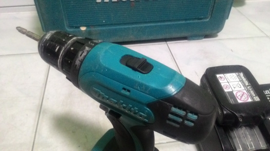 สว่านไร้สายชาร์จแบตของ makita 14.4 V สภาพ มีกล่อง แบตให้2 ก้อนและ ที่ชาร์จ พร้อมใช้งานครับ