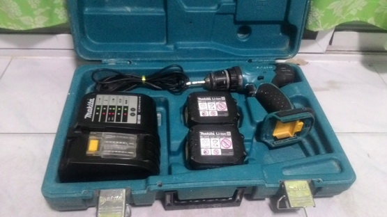สว่านไร้สายชาร์จแบตของ makita 14.4 V สภาพ มีกล่อง แบตให้2 ก้อนและ ที่ชาร์จ พร้อมใช้งานครับ