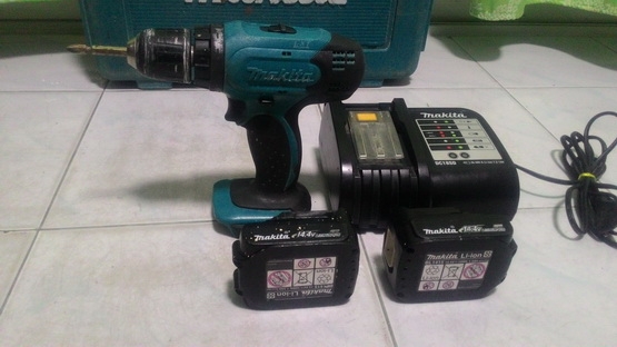 สว่านไร้สายชาร์จแบตของ makita 14.4 V สภาพ มีกล่อง แบตให้2 ก้อนและ ที่ชาร์จ พร้อมใช้งานครับ