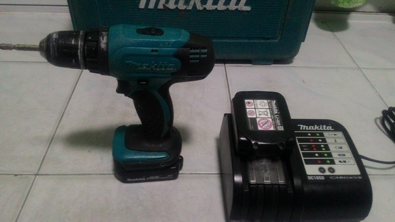 สว่านไร้สายชาร์จแบตของ makita 14.4 V สภาพ มีกล่อง แบตให้2 ก้อนและ ที่ชาร์จ พร้อมใช้งานครับ