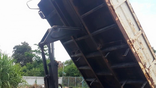 ขาย6ล้อดัมพ์อีซูซุ หน้ายาว แชชซีสวยมากมาจากโรงงานญี่ปุ่น เครื่อง 165 พ.เพาเวอร์ ช่วงล่าง200จัมโบ้ สโลว์กลาง กระบะสวย กระบอกใหญ่ พร้อมลงลุยงาน