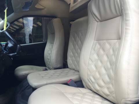 รายละเอียด โทร 0922726669 คุณตันหยง เบสออโต้แวน ขายรถตู้ดีเซล2.5 ปี 14 เกียMT. แต่งวีไอพีเบาะสี่แถว ชุดแต่งรอบคัน. โครเมื่อมรอบคัน ทีวีจอ24นิ้วสไลไฟฟา้ คอนโซนซี