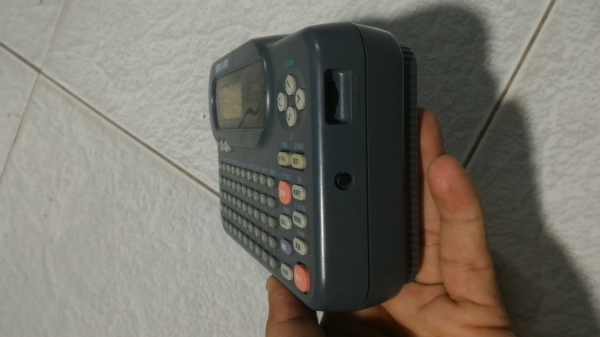 เครื่องพิมพ์แถบสติกเกอร์ CASIO พร้อมแถมใหม่แก่ะกล่องให้ 1 อัน