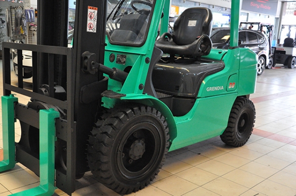 ขายรถโฟล์คลิฟท์มือสอง MITSUBISHI รุ่น FD30T GRENDIA  ราคา 465,000 บาท นำเข้าจากประเทศญี่ปุ่น 100\% ไม่เคยใช้งานในประเทศไทย