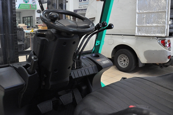 ขายรถโฟล์คลิฟท์มือสอง MITSUBISHI รุ่น FD30T GRENDIA  ราคา 465,000 บาท นำเข้าจากประเทศญี่ปุ่น 100\% ไม่เคยใช้งานในประเทศไทย