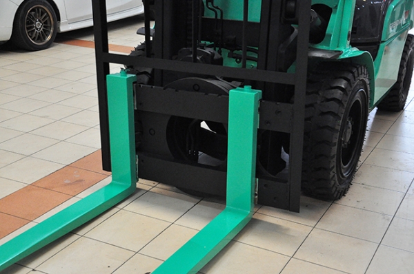 ขายรถโฟล์คลิฟท์มือสอง MITSUBISHI รุ่น FD30T GRENDIA  ราคา 465,000 บาท นำเข้าจากประเทศญี่ปุ่น 100\% ไม่เคยใช้งานในประเทศไทย