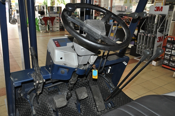 ขายรถโฟล์คลิฟท์มือสอง KOMATSU รุ่น FG15-15 ราคา 145,000 บาท นำเข้าจากประเทศญี่ปุ่น 100\% ไม่เคยใช้งานในประเทศไทย