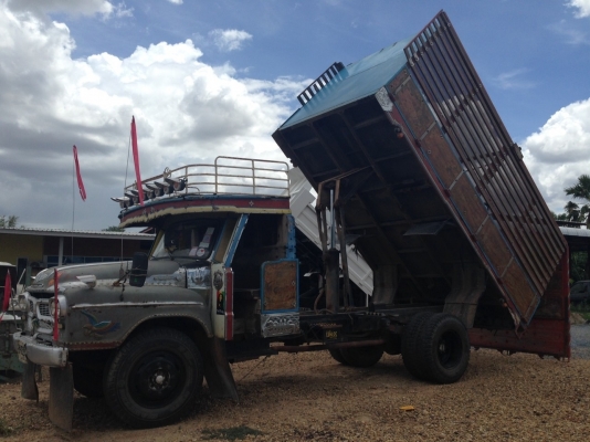 หกล้อหัวยาวดั้มเกษตร สวยๆ พร้อมใช้งาน