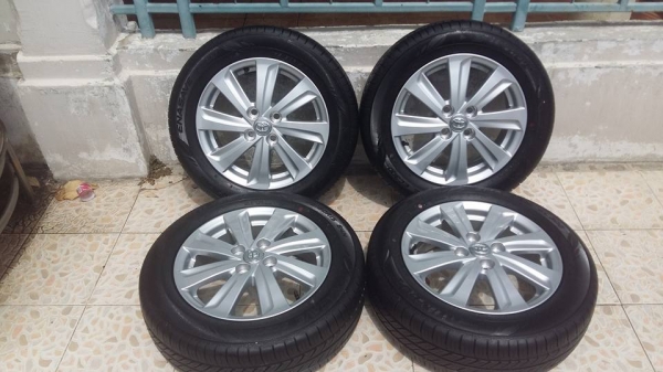 ขายล้อแม็กป้ายแดง vios/yaris 15"พร้อมยางป้ายแดงปี15  สนใจติดต่อเล็กคลองสามครับ 081-3747940