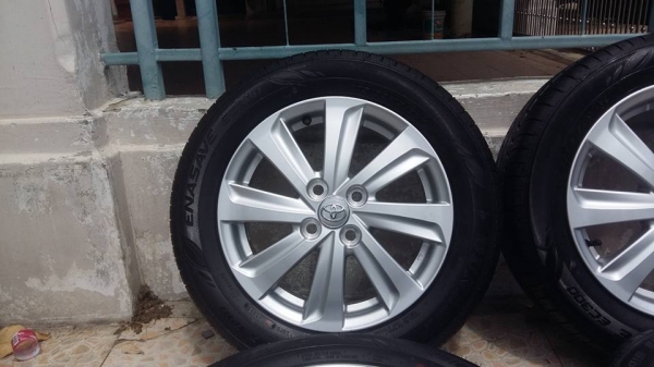 ขายล้อแม็กป้ายแดง vios/yaris 15"พร้อมยางป้ายแดงปี15  สนใจติดต่อเล็กคลองสามครับ 081-3747940