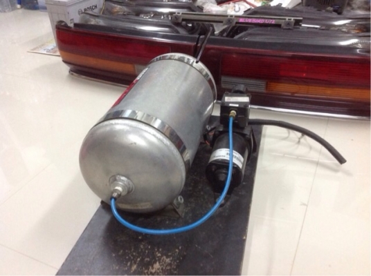 -  ปั้มลม 12 V + ถังอลูมิเนียม ขนาดประมาณถังแก๊ชปิกนิก เก่าญี่ปุ่น