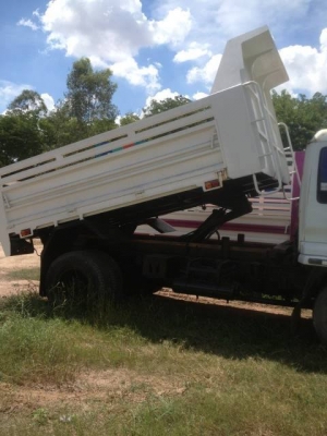 รถ ISUZU 6ล้อดั้ม 200แรง.สีขาว สวยค่ะ