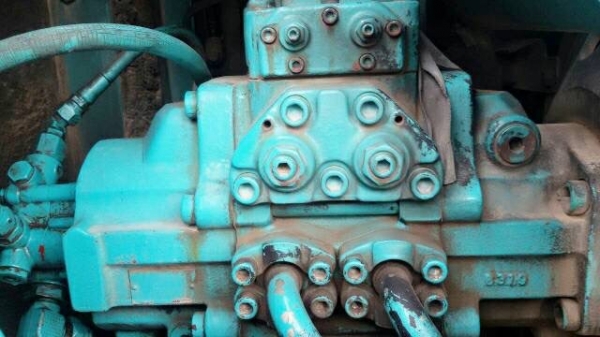 KOBELCO MARK V SUPER SK 100 รถบอดี้สวย ไฟฟ้าหน้าจอเต็ม สภาพดีพร้อมทำงานได้เลยครับ รถเก่านอกใช้งานในไทยได้ไม่ถึงปีครับ เครื่องยนต์แน่นแรงดีไม่มีเยิ้ม ปั๊มเดิมๆทำงานเร็ว ภายในเก๋งเหลี่ยมสวยสะอาด แอร์เย็น ภายนอกบูมอาร์มสวยไม่มีปะไม่มีดาม ช่วงล่างเอวแน่น โรลเ