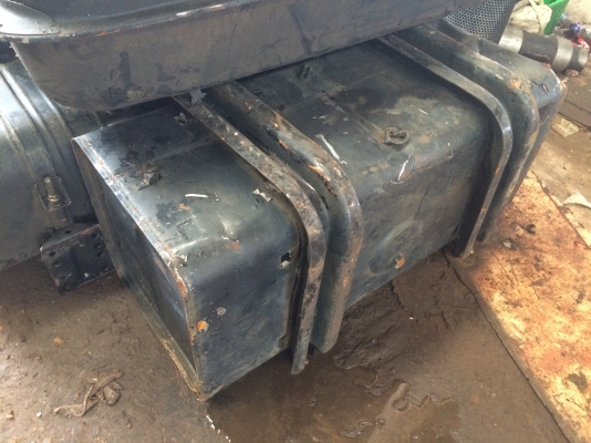 ถังน้ำมันรถบรรทุก6ล้อ  มีหลายใบ