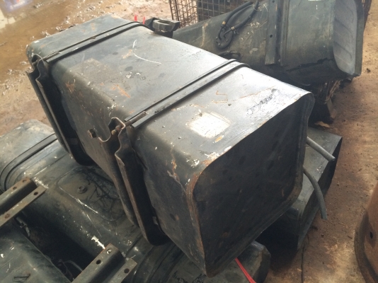 ถังน้ำมันรถบรรทุก6ล้อ  มีหลายใบ