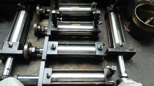 Sale>>กระบอกไฮดรอลิคสแตนเลส มี 6 อัน สภาพใหม่ ไม่ต้องกลัวสนิม!! พร้อมใช้ โทร 089-2499-123 นครปฐม!!