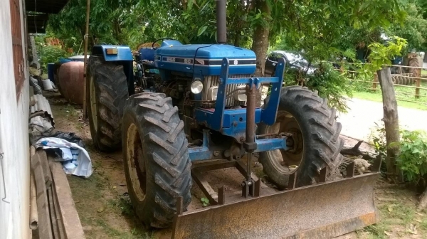 ขายรถไถ FORD 8210 4WD เครื่อง 6 สูบไม่หลวมไม่ไอ ปั้มดี อุปกรณ์มีผานดันหน้า และผาน 3 เอกสารใบอินวอยซ์